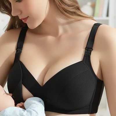 Soutien gorge allaitement noir porté par femme souriante allaitant son bébé
