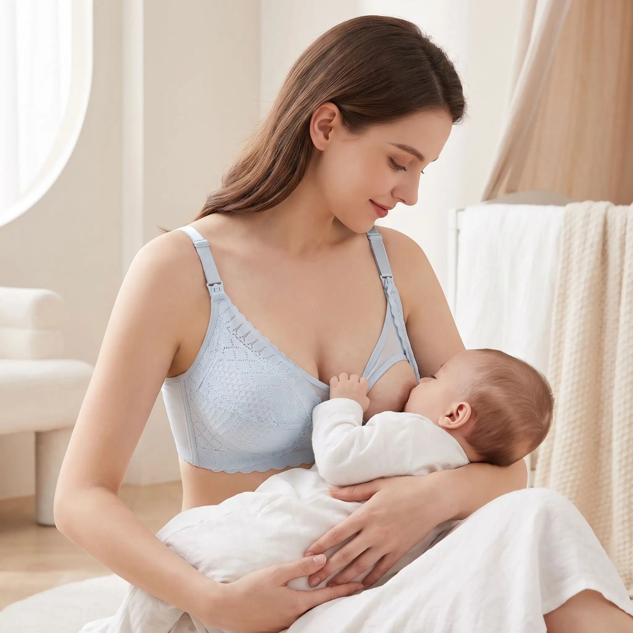 soutien gorge d allaitement bleu ciel porté par une maman allaitant son bébé