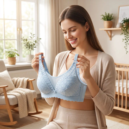 soutien gorge d allaitement bleu ciel tenu par une femme souriante en chambre bébé