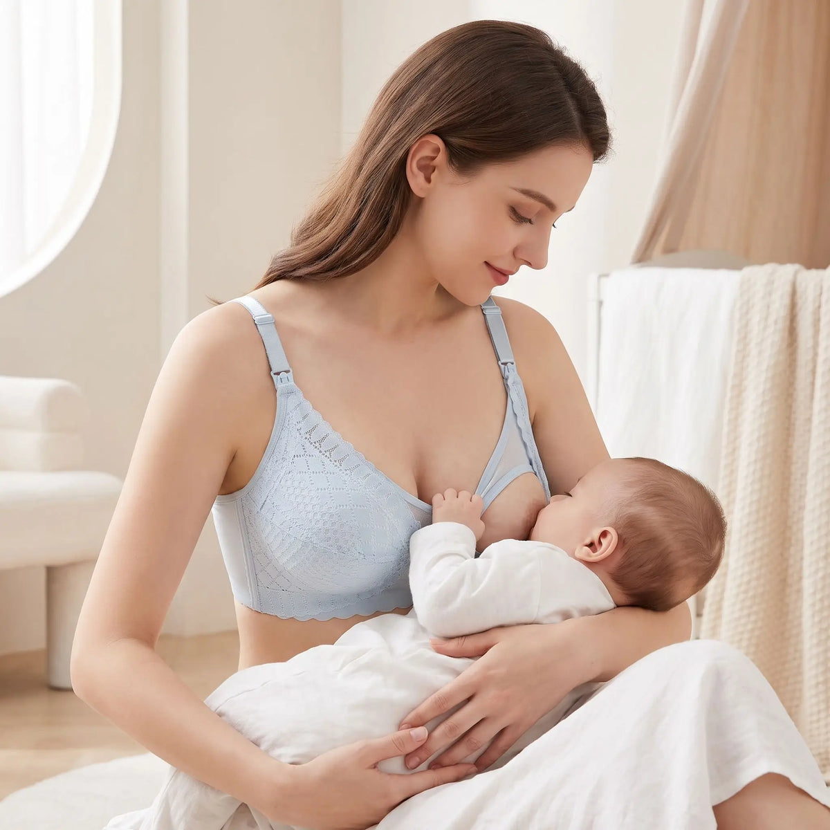 soutien gorge d allaitement bleu ciel porté par une maman allaitant son bébé